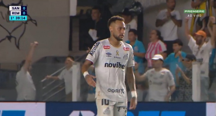 开云体育下载-心里有火！内马尔妙传送助攻后表情严肃，队友用手指他的方向庆祝